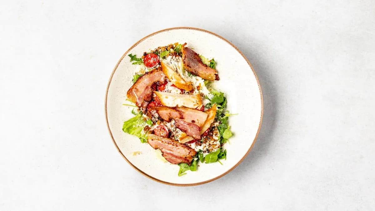 Sałatka Cezar z grillowanym filetem z kurczaka