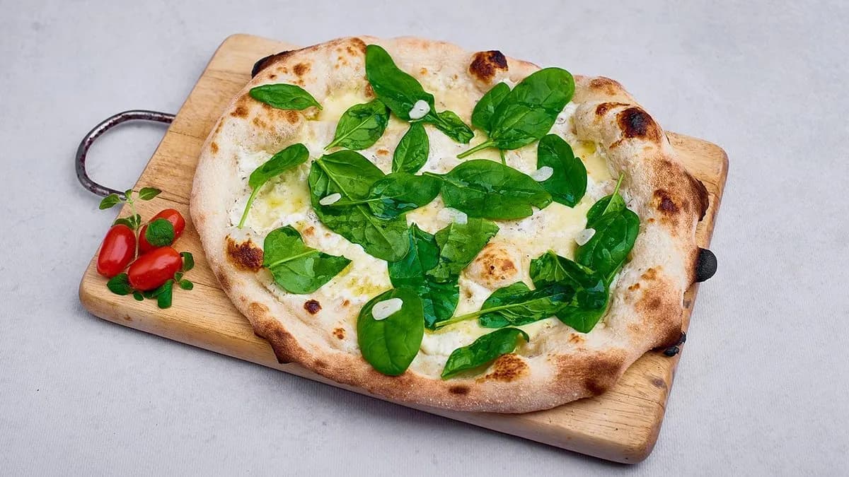 Biała wegańska pizza ze szpinakiem, pieczarkami i ziemniakami