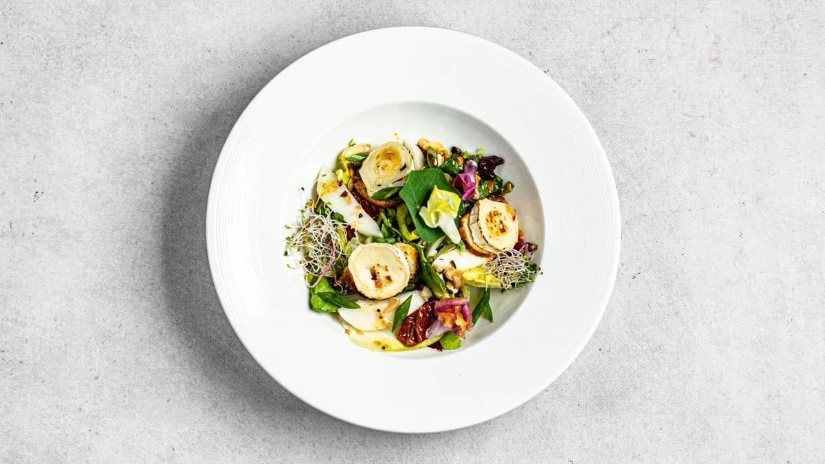 Sycylijska sałatka z zapiekanym kozim serem i pomarańczami