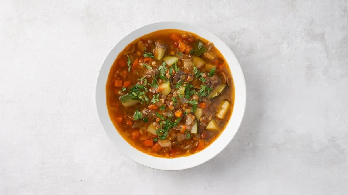 Toskańska zupa z soczewicy z włoską kapustą i grzankami