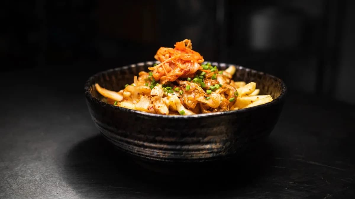 Kimchi mozza fries z sosem