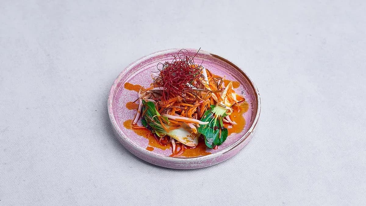 Sałatka z glonów kombu z wakame, marchewką i piklowanym ogórkiem