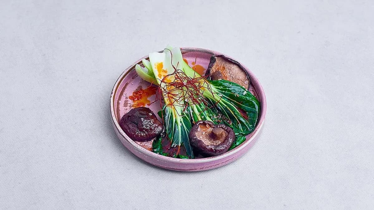 Pak choi z gruboziarnistą solą, grzybami shiitake i olejem chilli