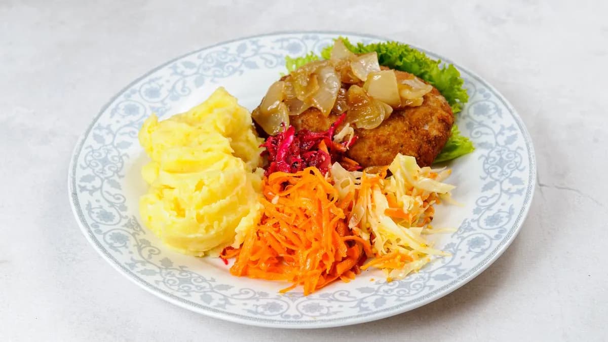 Rumsztyk wołowy z frytkami i karmelizowaną cebulą