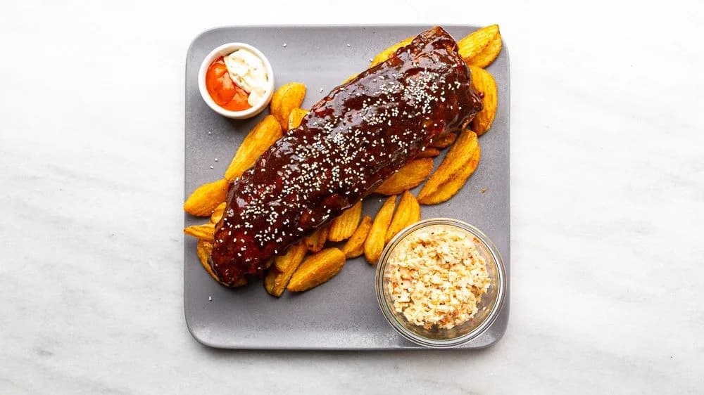 żęberka bbq z frytkami i marynowaną cebulką w occie balsamicznym