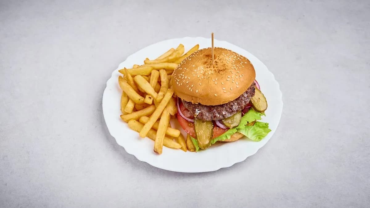 burger wołowy z frytkami i chatney z czerwonej cebuli