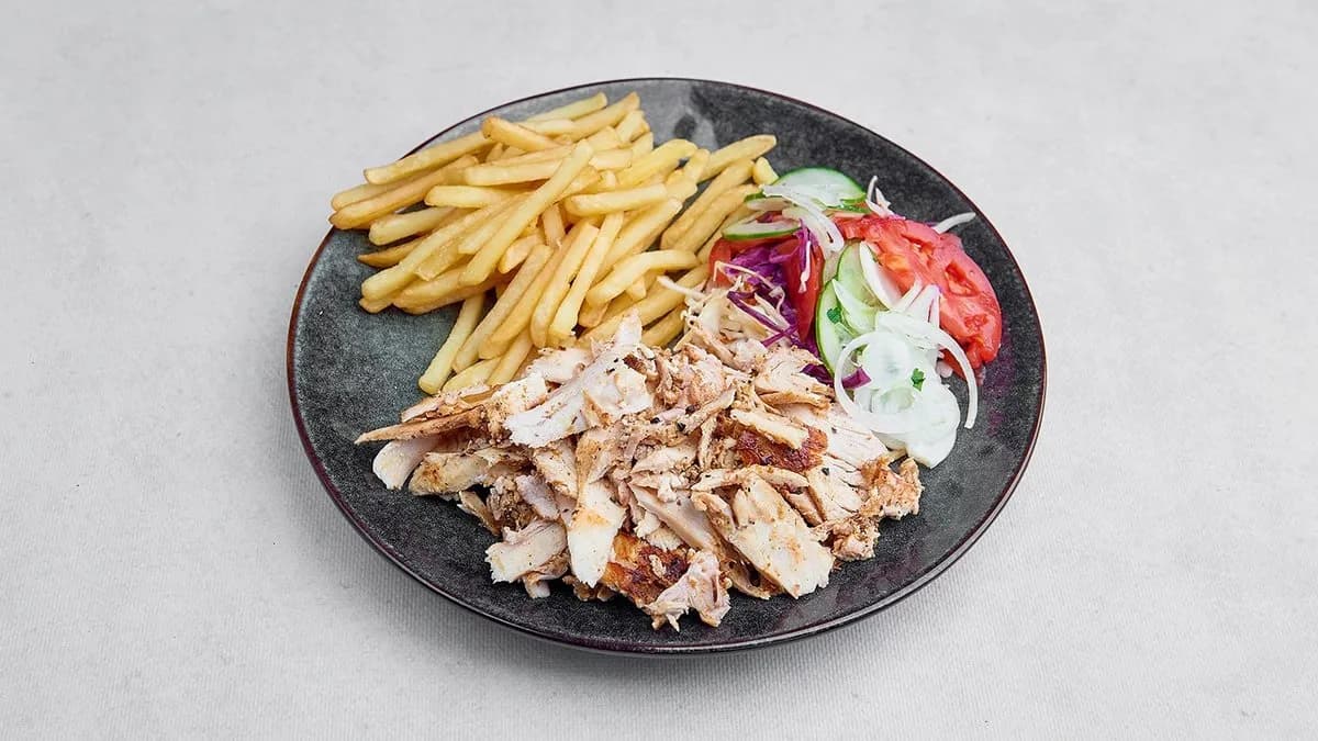 Kebab na talerzu z mieszanym mięsem