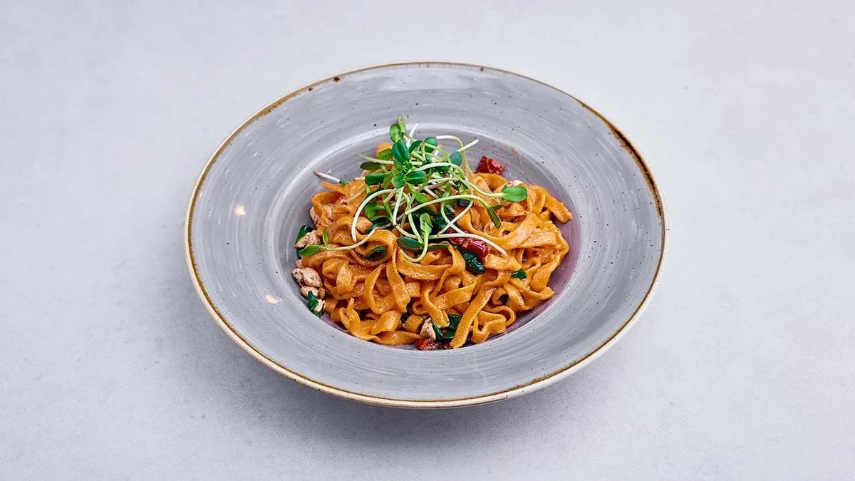 Tagliatelle con pollo e spinaci