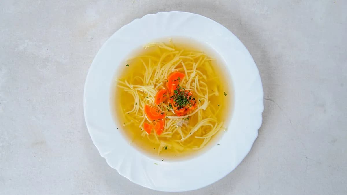 Rosołek z makaronem i marchewką