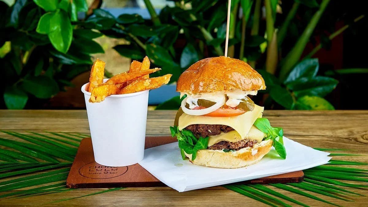 Maorys burger + frytki klasyczne 🍟