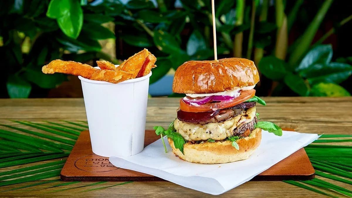 Honolulu burger + frytki klasyczne 🍟