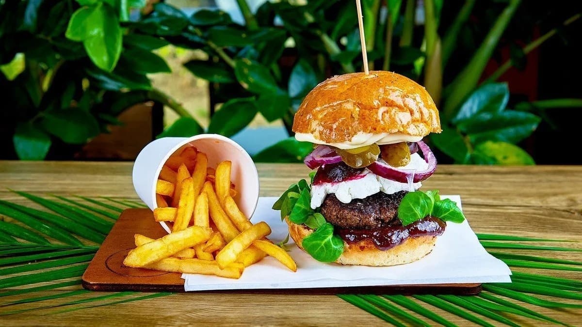 Koza burger + frytki klasyczne 🍟