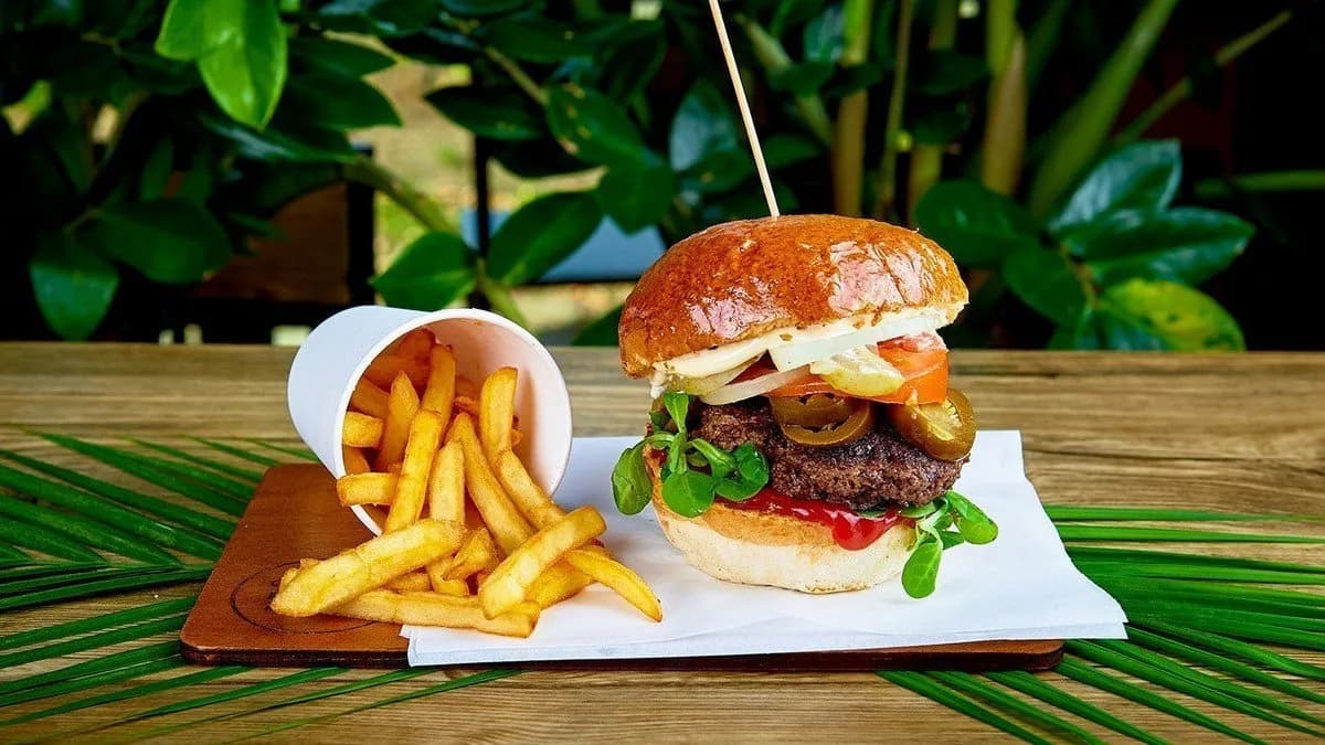 Chili burger + frytki klasyczne 🍟