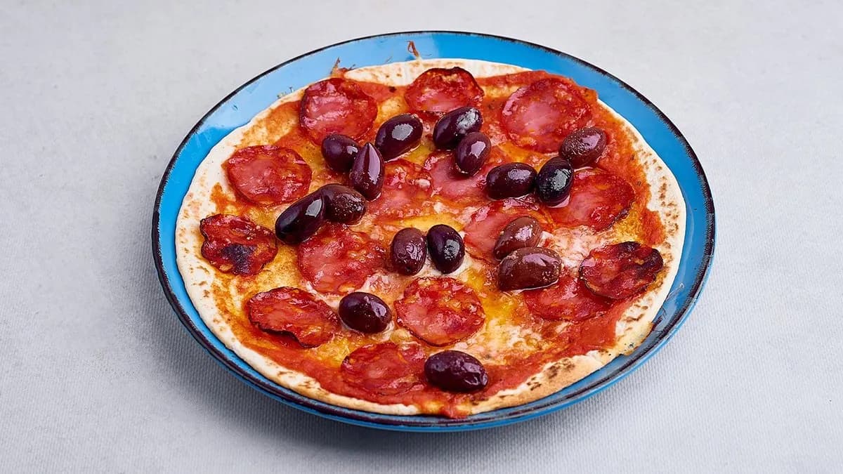 Placek alzacki z chorizo i oliwkami kalamata