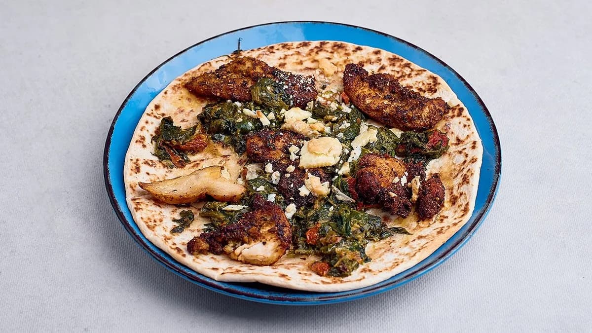 Placek alzacki z pieczoną piersią kurczaka zagrodowego