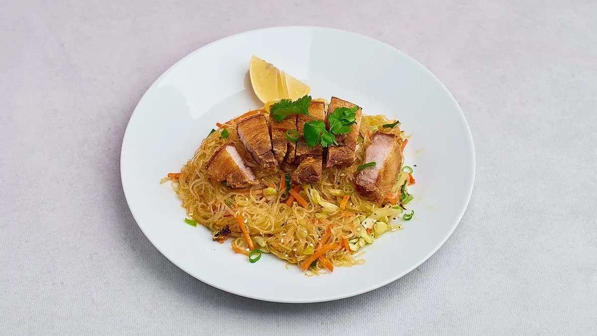 Pancit bihon z warzywami i wieprzowiną