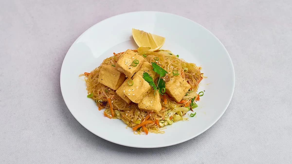 Pancit bihon z warzywami i tofu