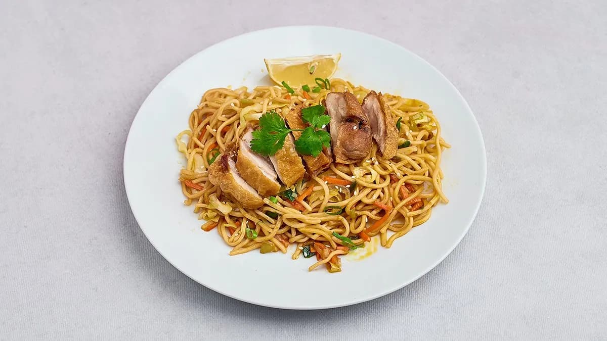 Pancit bihon z warzywami i kurczakiem