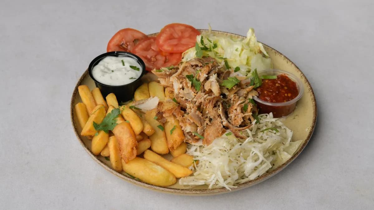 Kebab z kurczaka na talerzu