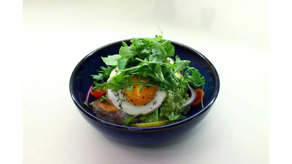 2 sadzone jaja na chlebie na zakwasie z awokado / 2 sunny-side-ups on sourdough bread with avocado