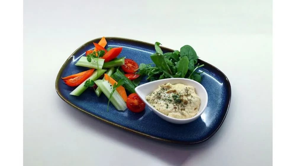Hummus serwowany z miksem warzyw i chlebem/ Hummus served wirh a selection of vegetables and bread