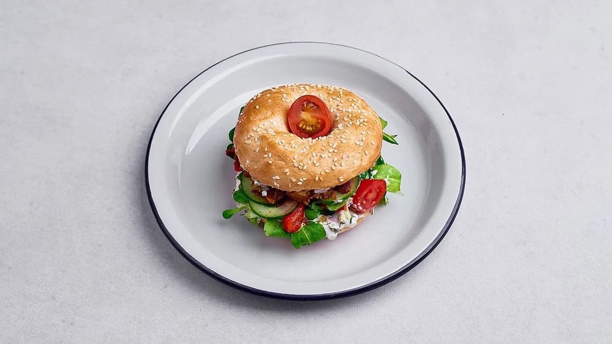 Bajgiel z marchewkowym "łososiem"