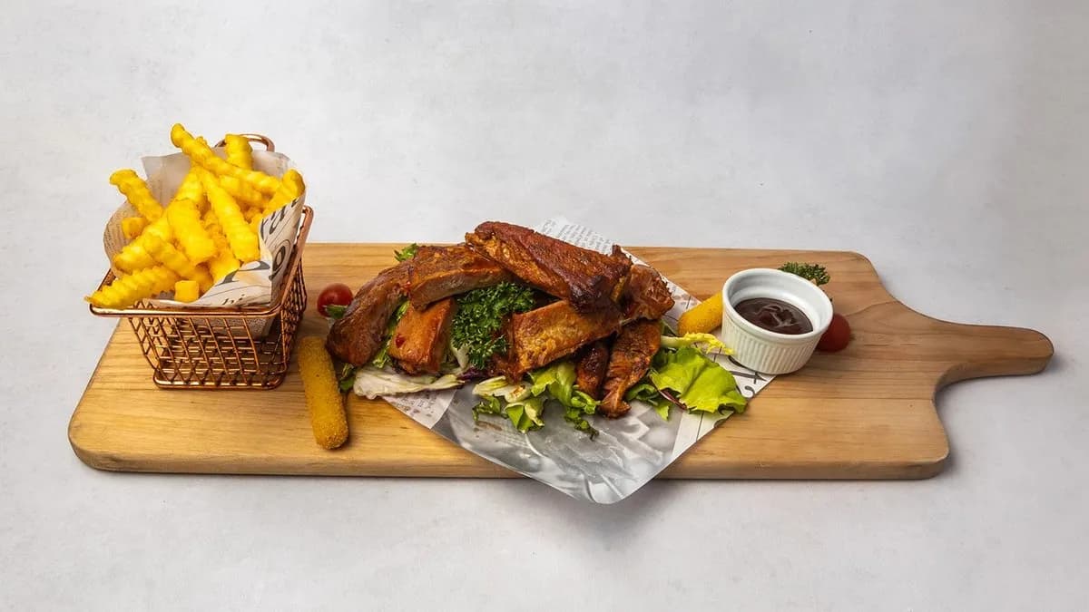 Stos żeberek z sosem BBQ