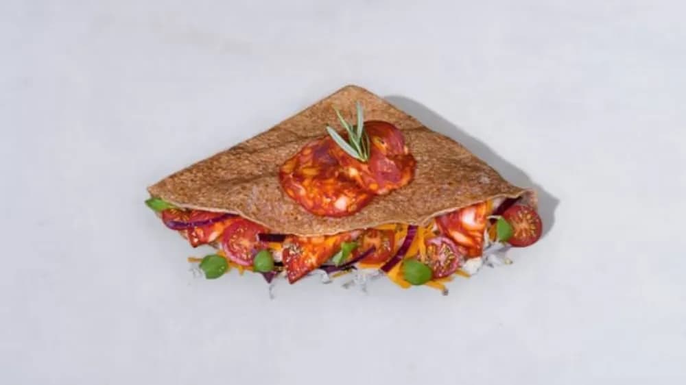 Krep z kiełbasą chorizo, sosem pomidorowym i serem gouda