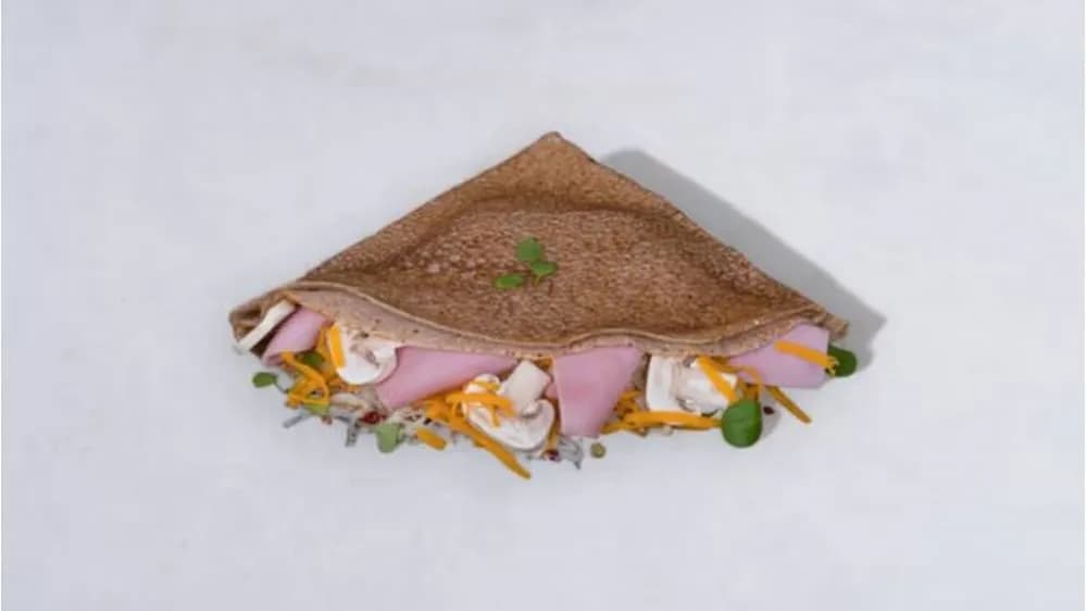 Krep z pieczarkami, serem gouda i szynką