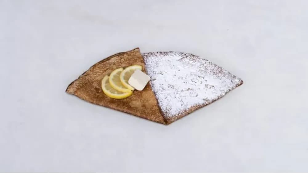 Krep z masłem, cytryną i cukrem