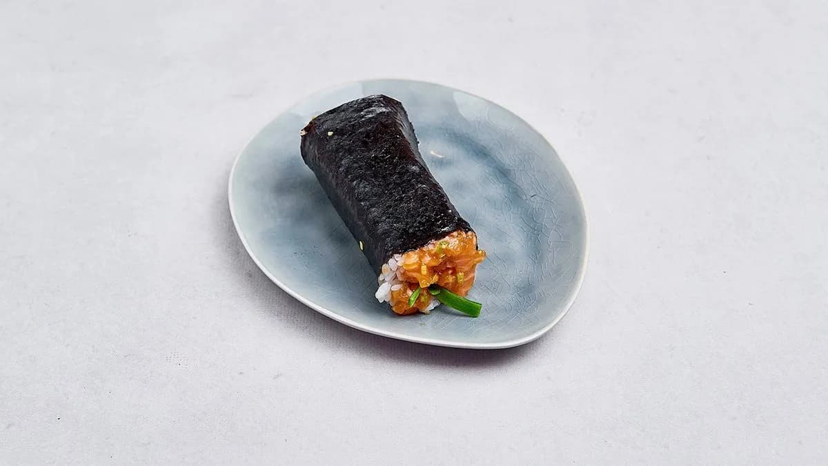 Roll z tatarem z łososia