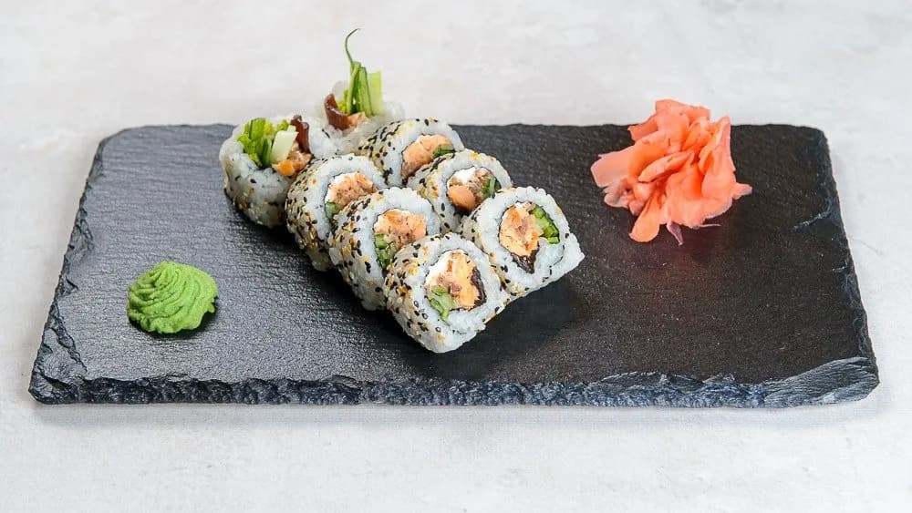 Uramaki łosoś pieczony w sezamie