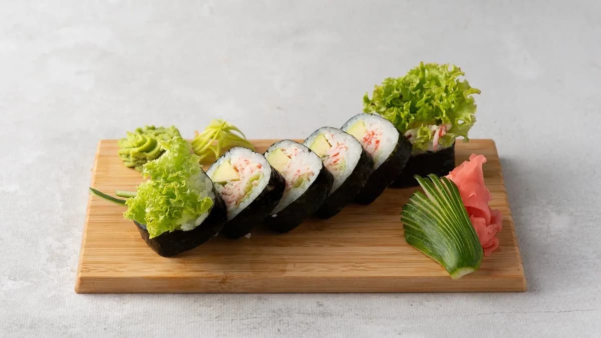 Futomaki krab owinięta łososiem