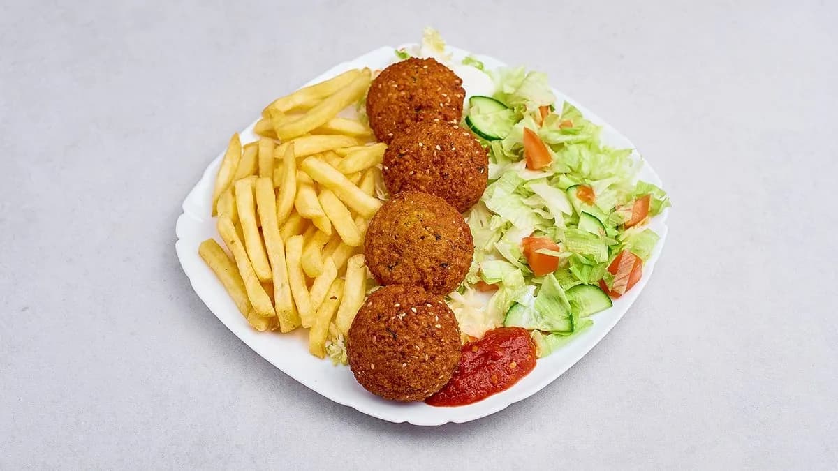 Falafel na talerzu