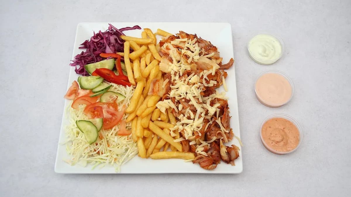 Kebab na talerzu z serem