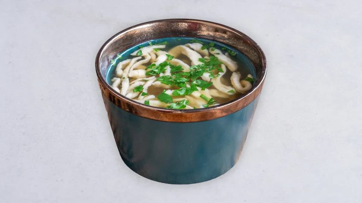 Rosół wołowo-drobiowy z makaronem