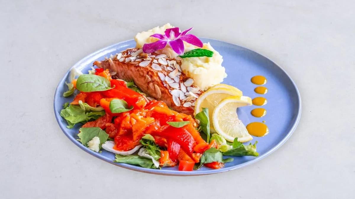 Pieczony łosoś w płatkach migdałowych