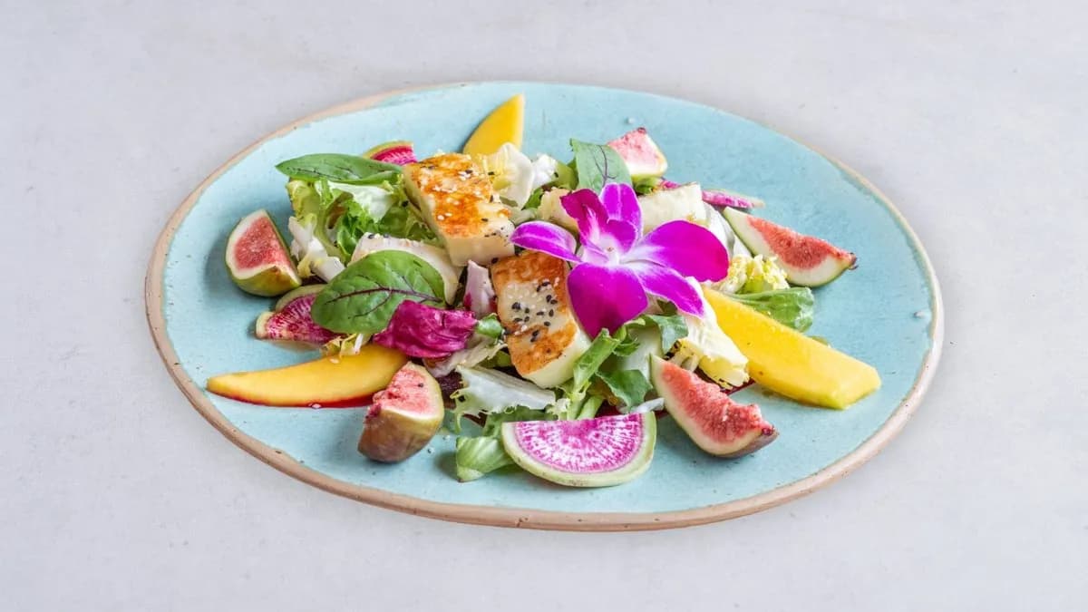 Mix sałat na carpaccio buraczanym