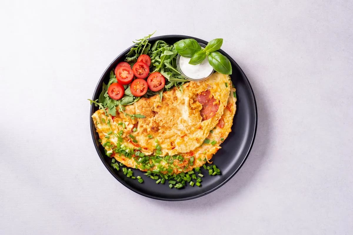 Omlet fitness z dzikim łososiem i awokado + pieczywo i masło -20%
