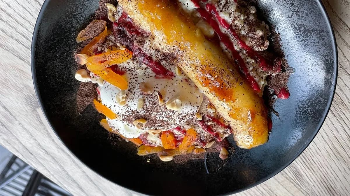 Kasza jaglana z czekoladą i karmelizowanym bananem