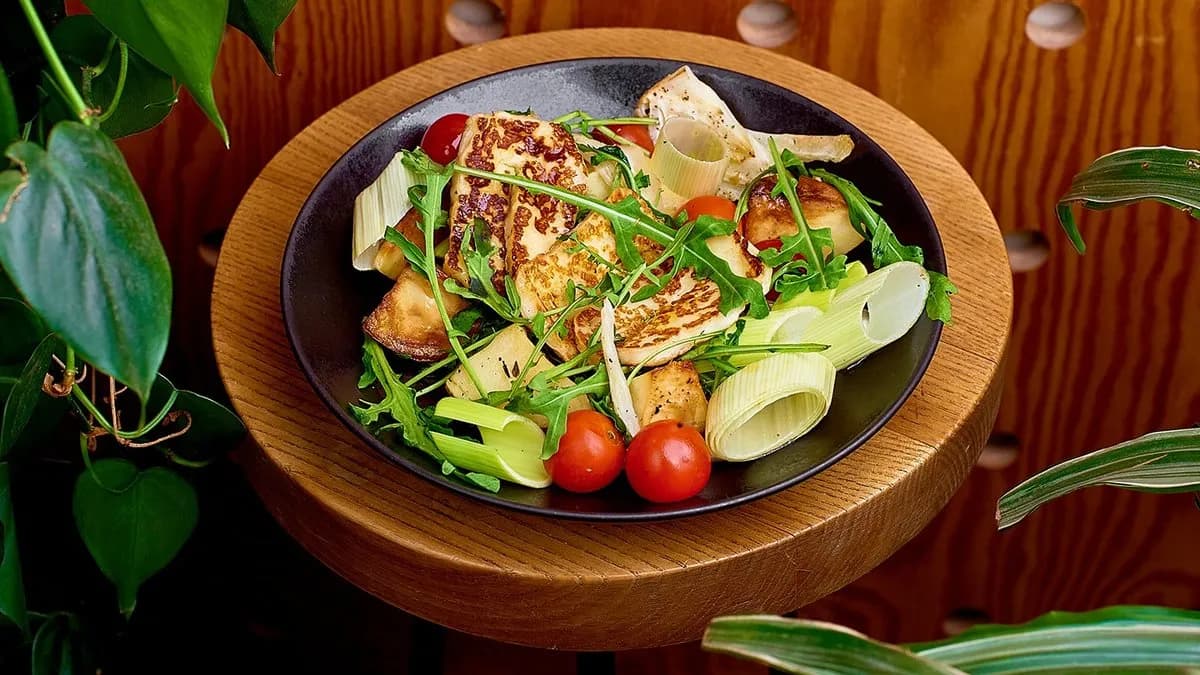 Truflowa sałata na ciepło z grillowanym halloumi