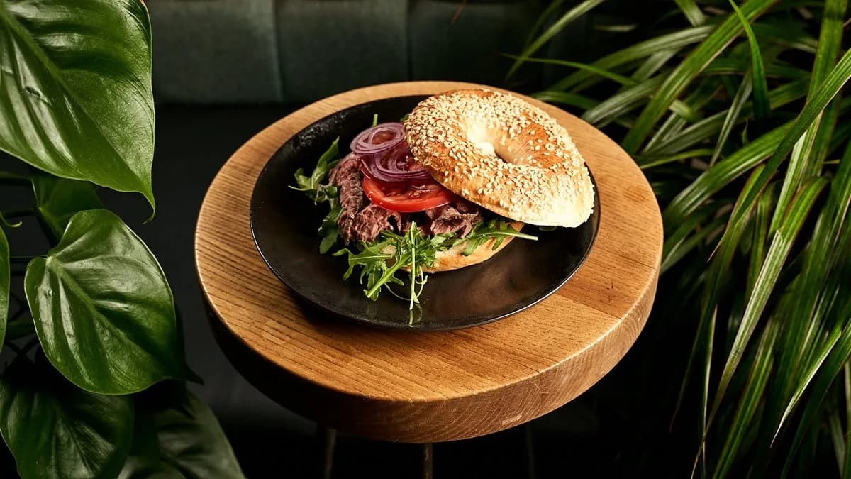 Kanapka z pieczonym rostbefem, sosem chrzanowym