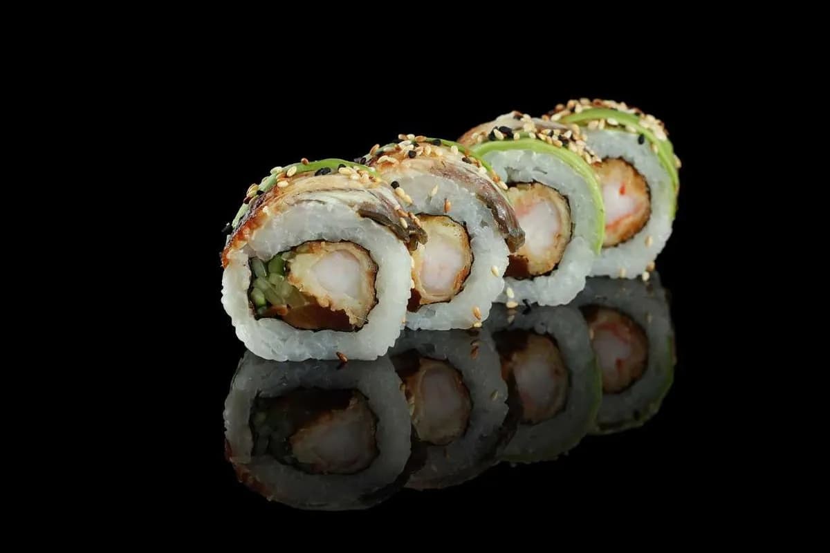Krewetka w tempurze owinięta Awokado i węgorzem 8x