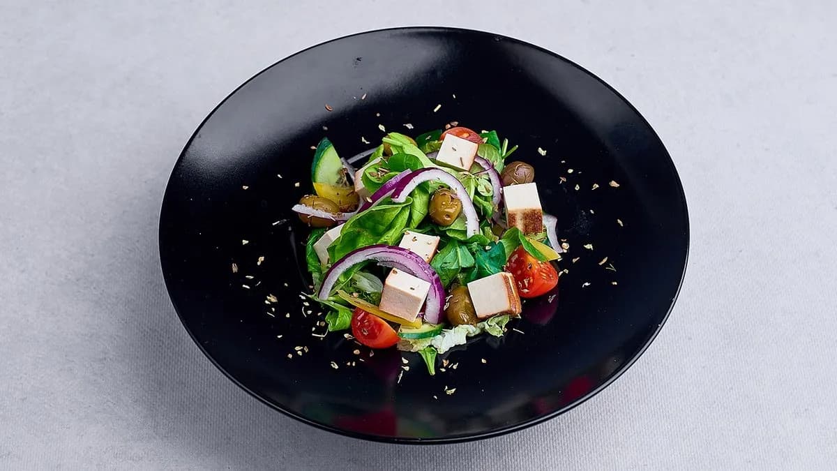 Sałatka grecka z tofu