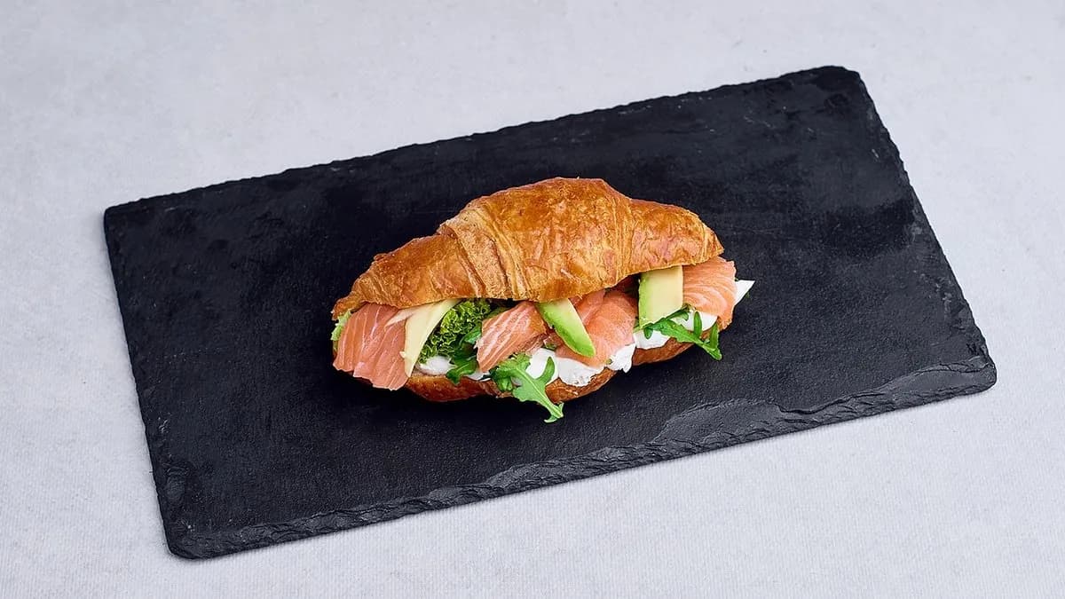 Croissant z łososiem i awokado