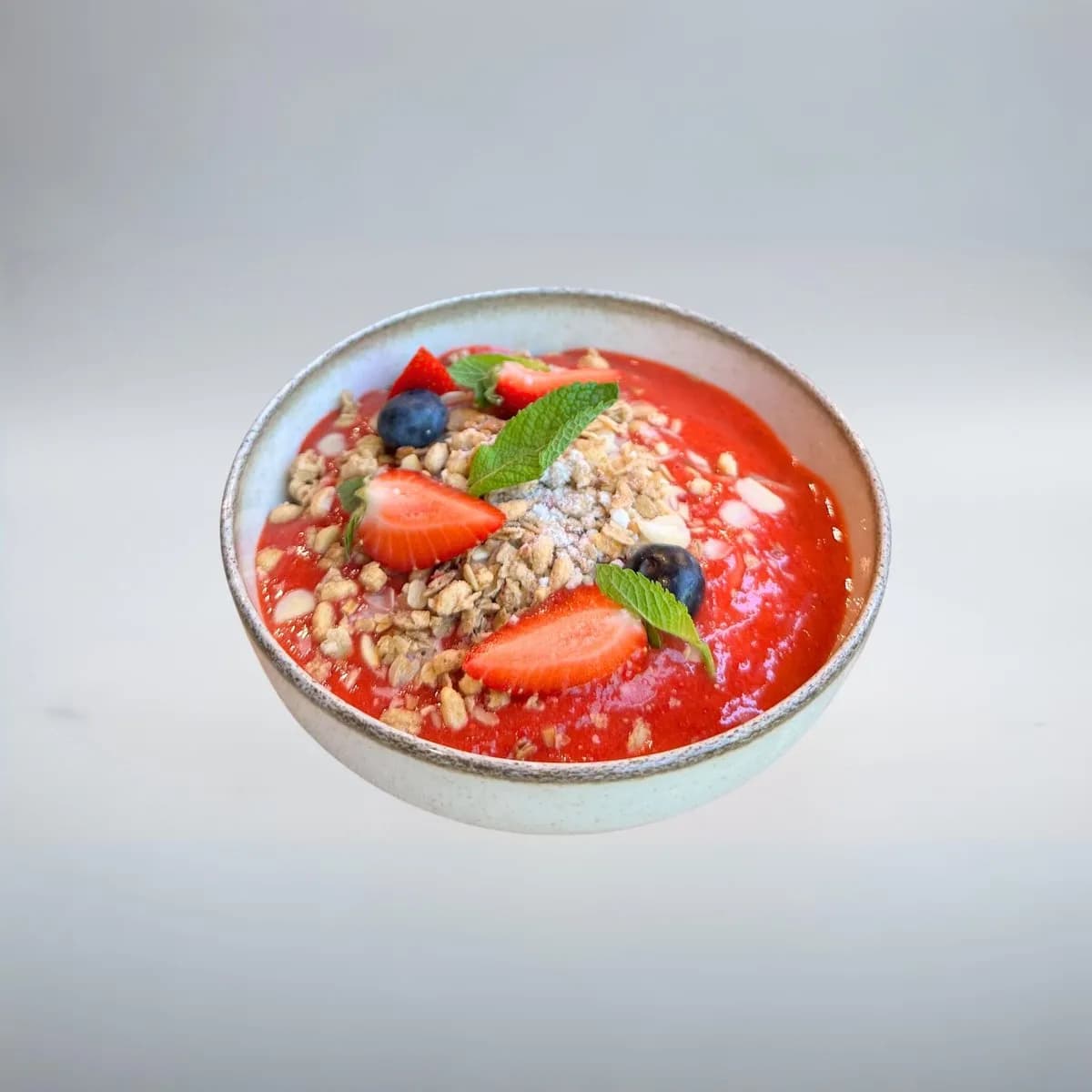 Migdałowa jaglanka z truskawkami i chrupiącą granolą