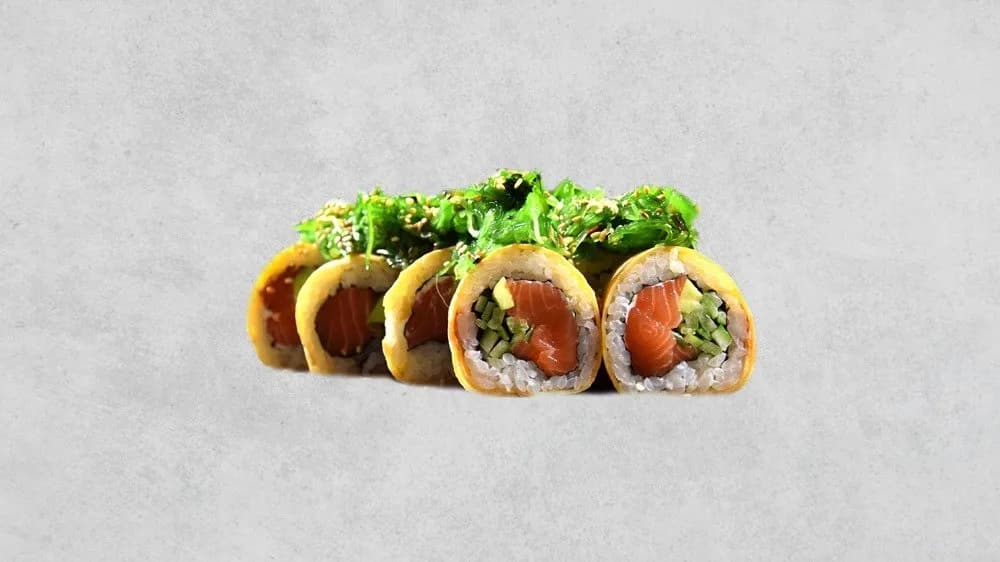 California z łososiem owinięta tamago i trawą morską