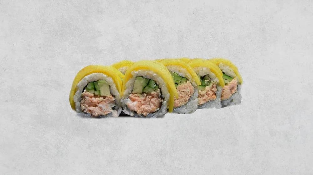 California z pieczonym łososiem w mango lub awokado