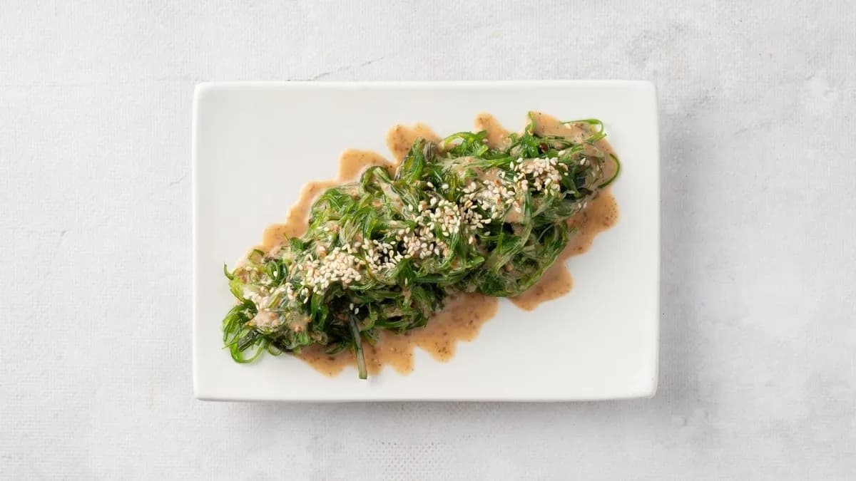 Sałatka wakame z ogórkiem i tofu