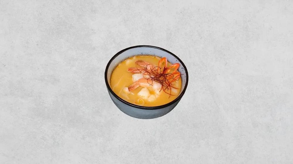 Tom yum z krewetkami i makaronem ryżowym